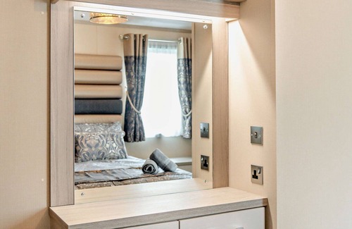 New Forest District Cabin | Stunning Luxury 2-Bed Lodge Near to New Forest and Milford on Sea Sleeps 6