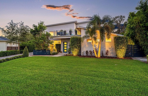 Baldwin Park Villa | Stunning Luxury Home in Artsy Winter Park featuring Nintendo-Themed Game Room!