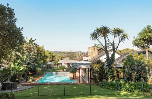 Greater Johannesburg Metropolitan Area House | Stunning Luxury Mansion, Backup Power, Pool, Table Tennis, Superfast Wifi Office