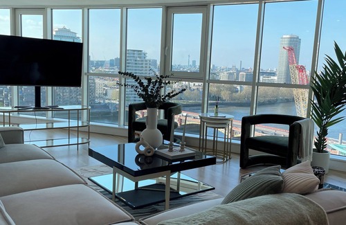 Vauxhall Apartment | Stunning Luxury Riverside Penthouse (3 bed, 3 bath)