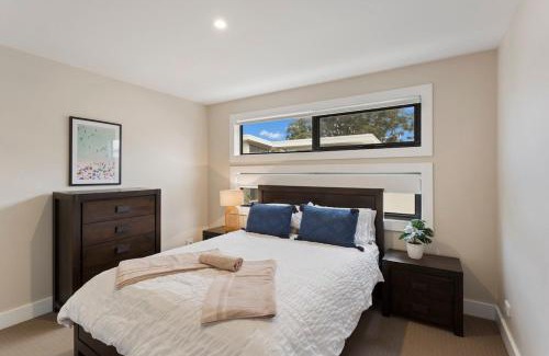 Silverleaves House | Stunning Luxury Townhome Walk to Beach & Shops