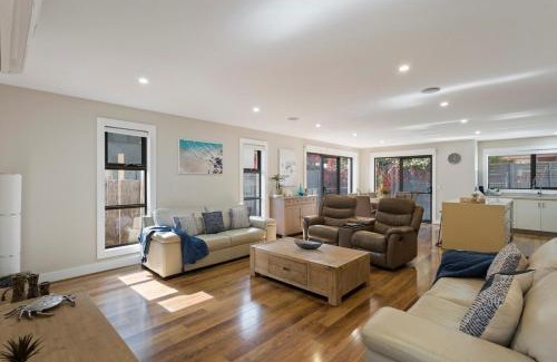 Silverleaves House | Stunning Luxury Townhome Walk to Beach & Shops