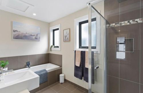Silverleaves House | Stunning Luxury Townhome Walk to Beach & Shops
