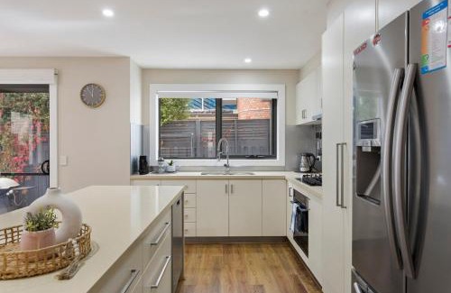 Silverleaves House | Stunning Luxury Townhome Walk to Beach & Shops