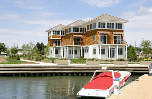 Sturgeon Bay Cottage | Stunning Marina Cottage - ON WATER