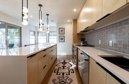 Austin House | Stunning Mid-Century Retreat with Treehouse Views, Near Downtown Austin