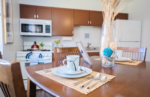 Airport Township Apartment | Stunning Modern Apartment with King Bed - 5 Mins to Creve Coeur Lake