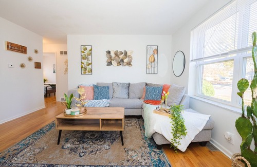 Airport Township Apartment | Stunning Modern Apartment with King Bed - 5 Mins to Creve Coeur Lake