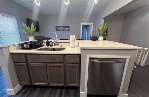 Walnut Hills Apartment | Stunning, Modern 2 Bedroom Retreat with King Bed