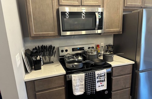 Walnut Hills Apartment | Stunning, Modern 2 Bedroom Retreat with King Bed