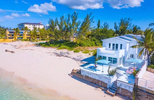 Nassau Villa | Stunning, Modern & Bright Beachfront Villa