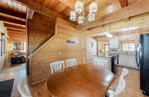 South Fork House | Stunning modern cabin w/private hot tub, wood stove, firepit - two dogs welcome