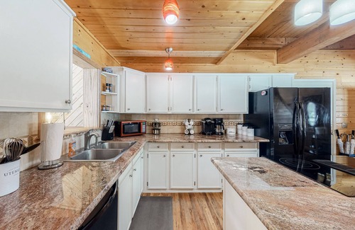 South Fork House | Stunning modern cabin w/private hot tub, wood stove, firepit - two dogs welcome