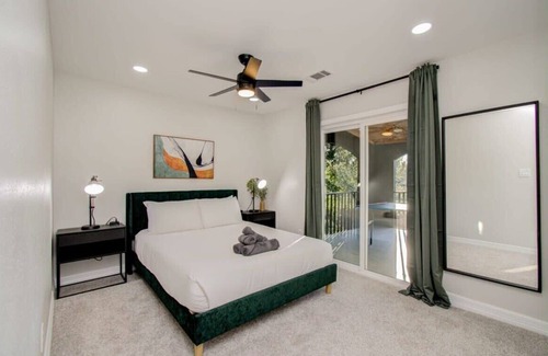 Houston House | Stunning Modern Dream Home |5-BD/2.5-BA, Sleeps 14