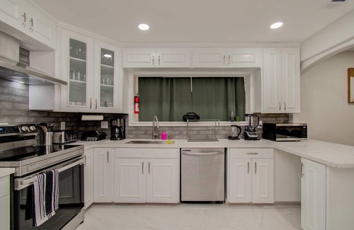 Houston House | Stunning Modern Dream Home, 5-BD, Sleeps 14