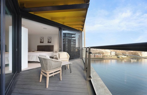 Nine Elms Apartment | Stunning, Modern Flat in Central Battersea with River View