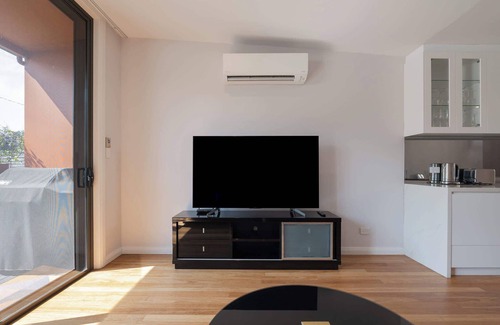 Erskineville House | Stunning Modern Home in Erskineville w AC and Parking