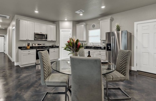 Burnet House | Stunning modern home for unforgettable hill country adventures & relaxation.