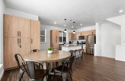 Draper Apartment | Stunning Modern Luxury Townhome in Central Locale