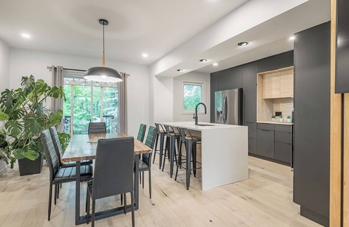 Brossard House | Stunning Modern New House 15 Min From Downtown