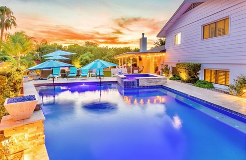 Park Scottsdale Eight Villa | Stunning Modern Remodel Near Old Town, New Heated Pool, Spa & Fire Pit HUGE YARD