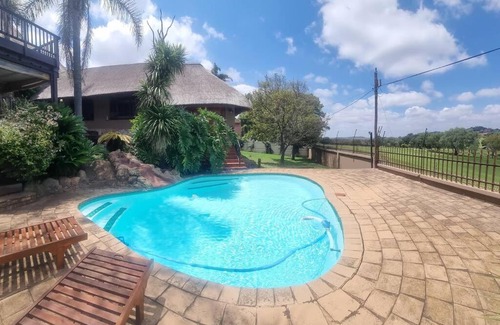 Glenvista Villa | Stunning Modern Rental Villa with Golf Course view
