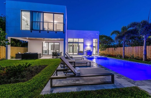 Poinsettia Heights House | Stunning Modern Luxury in Fort Lauderdale w Heated Pool & Spa, Minutes to Beach