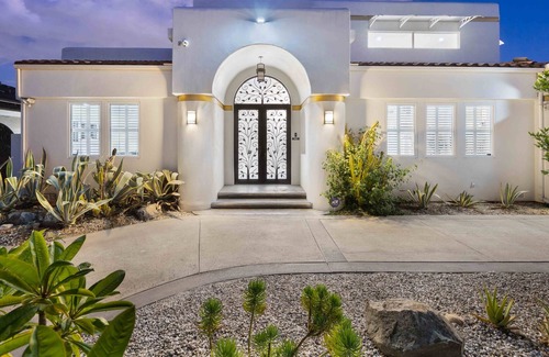 Downey House | Stunning Modern Villa-Disneyland