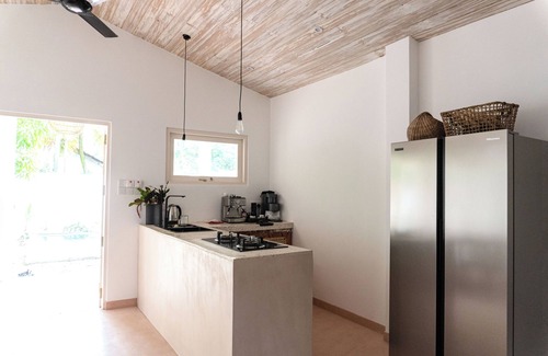 Kathaluwa Villa | Stunning Modern Villa + Private Pool 250m to Sea