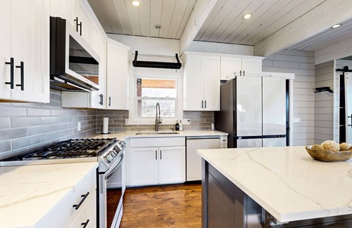 Midway House | Stunning Mountain Cabin With Private Hot Tub and Sauna