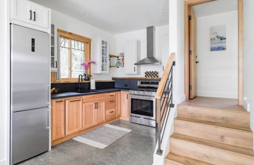 Port Angeles House | Stunning Mountain Views from an Exquisite Guest House!