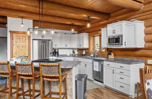 Red Lodge Cabin | Stunning Mountain views, offers Wi-Fi, hot tub, and is dog friendly - Last Resort