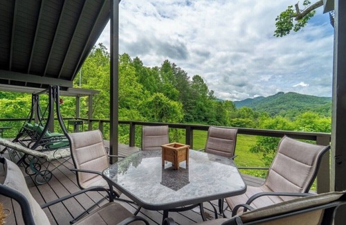 Franklin Cabin | Stunning Mountain Views, 3BR Cabin w/Decks & Meadow, 10 Min to Franklin