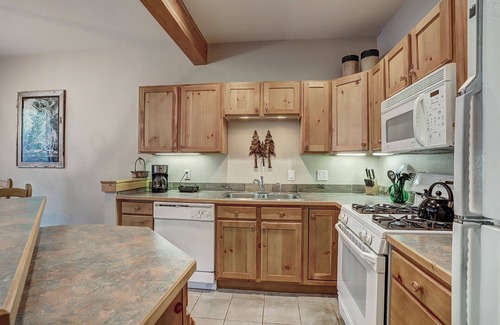 Keystone Condo | Stunning Mountain Views/Vaulted Ceilings/Hot Tub Access/Private Patio