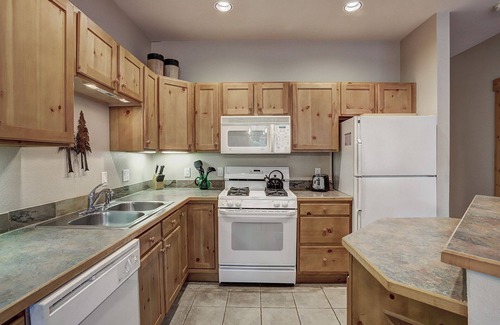 Keystone Condo | Stunning Mountain Views/Vaulted Ceilings/Hot Tub Access/Private Patio