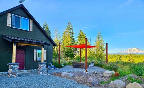 Eatonville House | Stunning Mt Rainier Views!tahoma Ridge Cottage