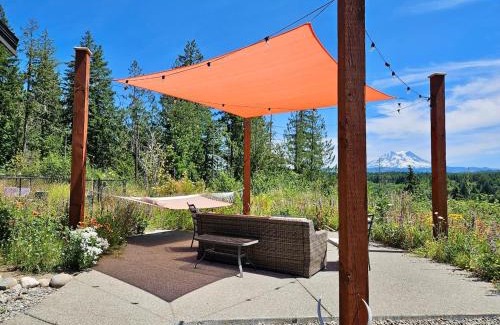 Eatonville House | Stunning Mt Rainier Views!tahoma Ridge Cottage