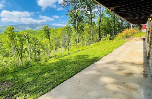 Gatlinburg Cabin | Stunning Mtn View, True Log Cabin, Romance Getaway, Rare Find