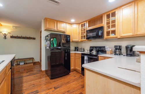 Mountain Air Condo | ~Stunning Mtn Views & Gas Fire Table ~Fireplace, Grill, WiFi, Mountain Air~