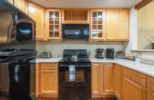 Mountain Air Condo | ~Stunning Mtn Views & Gas Fire Table ~Fireplace, Grill, WiFi, Mountain Air~