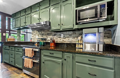 Tate Cabin | Stunning Mtn Views Game Room Dog-Friendly Lake Golf Pools