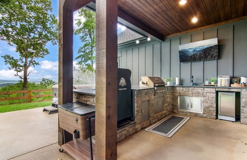 Ranger Cabin | Stunning Mtn Views + Hot Tub + Sauna + Game Room
