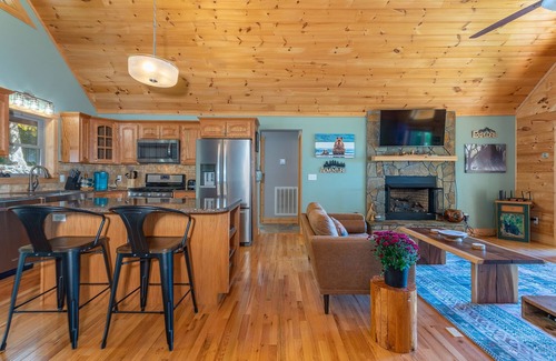 Bakersville Cabin | Stunning Mtn Views, Hot Tub+Fire Pit, Fireplace~Grill, WiFi, Private, Near Town!