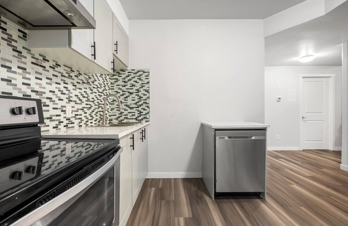 Calgary House | ✨ STUNNING New Basement Suite - 8 Min to Airport! 100+ Restaurants Nearby ✨