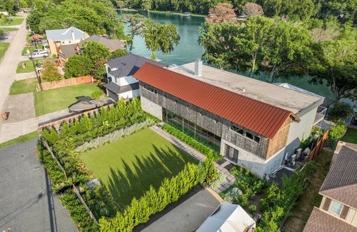 New Braunfels House | Stunning new modern house on Lake Dunlap