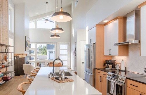 Nehalem House | Stunning new modern design, 5 min walk to town, dog friendly, no pet fees, EV Charger
