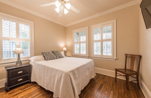 Arabi House | Stunning New Orleans Style Cottage Sleeps 6 with PRIVACY in SAFE Neighborhood