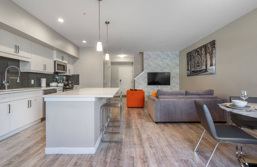 West Springs House | Stunning Oasis in West Springs - Near Downtown & COP