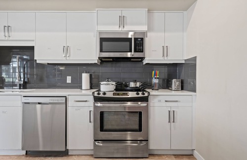 West Springs House | Stunning Oasis in West Springs - Near Downtown & COP