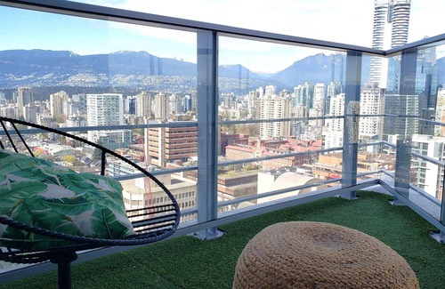 Downtown Vancouver Apartment | Stunning Ocean/Mountain View in Downtown Vancouver New Build